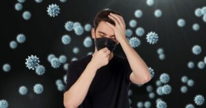 Personal de salud realizando prueba de COVID-19 en una unidad de vigilancia epidemiológica en México