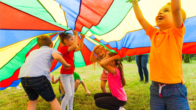 Niños participando en actividades recreativas y educativas durante cursos de verano en la Ciudad de México