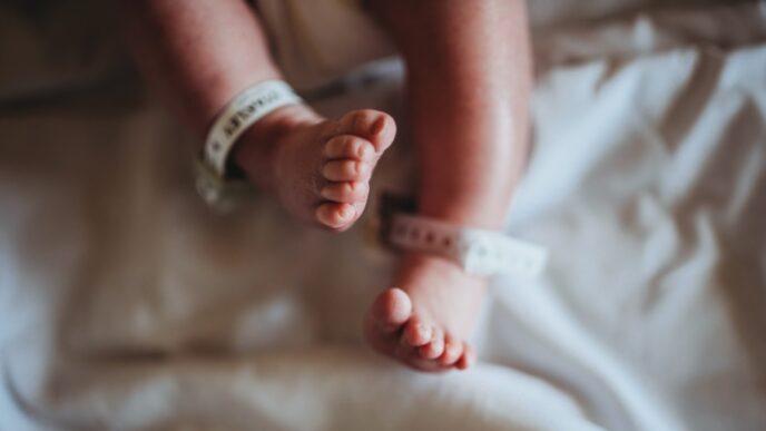 Imagen representativa de un hospital y documentos legales relacionados con demanda por intercambio de bebés