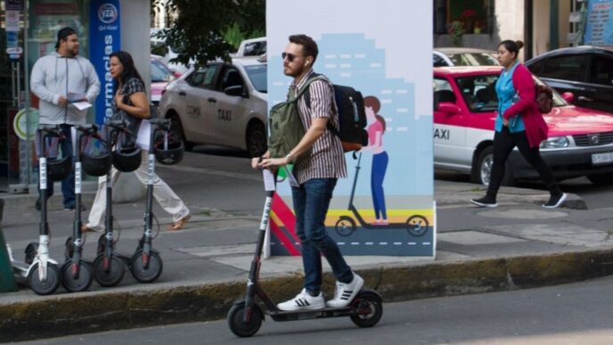 Scooter eléctrico circulando en calles de la Ciudad de México