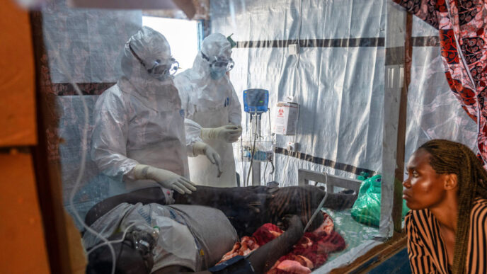 Personal médico con equipo de protección durante el brote de ébola en la República Democrática del Congo