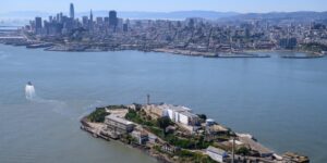 Operativo de rescate con embarcaciones y helicópteros en la bahía de San Francisco tras naufragio cerca de Alcatraz