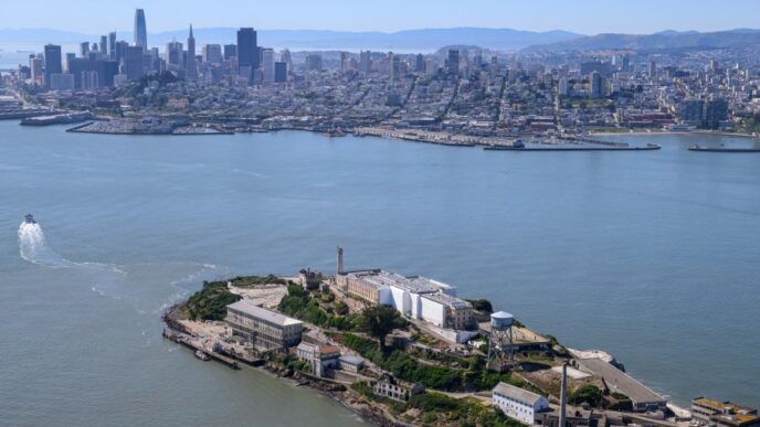Operativo de rescate con embarcaciones y helicópteros en la bahía de San Francisco tras naufragio cerca de Alcatraz