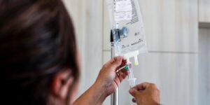 Bolsas de quimioterapia y equipo médico en un hospital oncológico