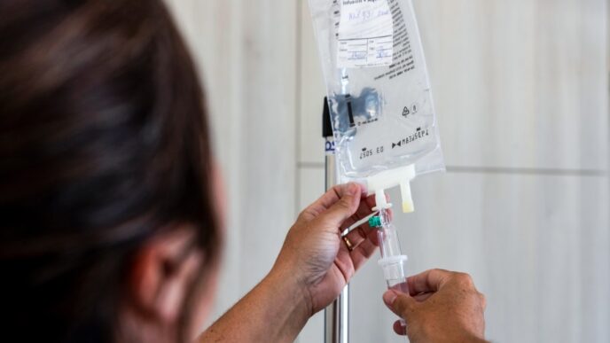 Bolsas de quimioterapia y equipo médico en un hospital oncológico