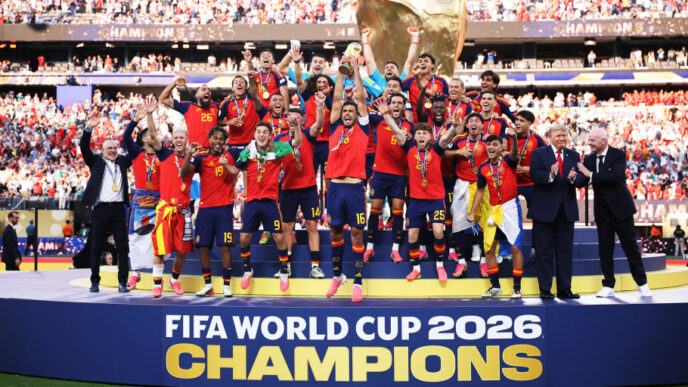 Selección española de fútbol celebrando el campeonato del Mundial 2026 en autobús descubierto por las calles de Madrid con aficionados celebrando