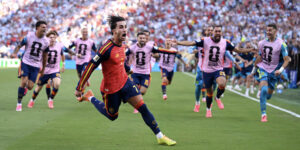 Selección española de fútbol celebrando el campeonato del Mundial 2026 tras vencer a Argentina en la final