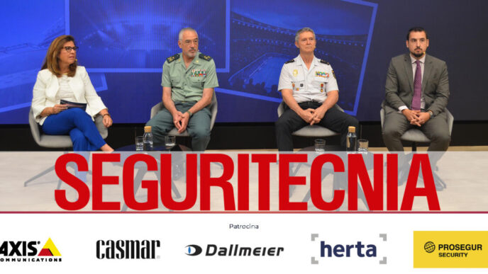 Equipo de seguridad monitoreando múltiples pantallas de videovigilancia durante un evento masivo con tecnología de reconocimiento facial y drones