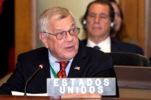Bandera de México y Estados Unidos divididas simbolizando tensión diplomática por muertes de migrantes