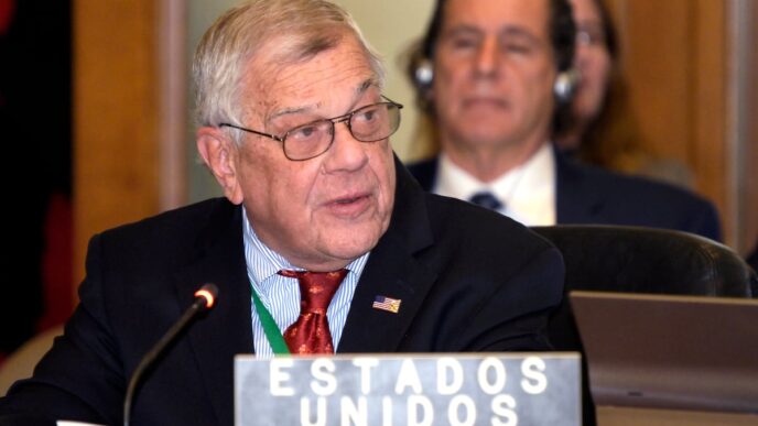 Bandera de México y Estados Unidos divididas simbolizando tensión diplomática por muertes de migrantes