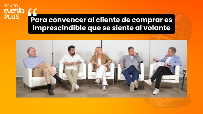 Evento de automoción mostrando vehículos eléctricos con visitantes experimentando las nuevas tecnologías y modelos del sector automotriz en 2026