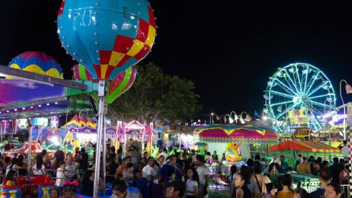 Escenario con espectáculo de ballet folclórico durante la Feria del Carmen 2026 en Playa del Carmen
