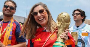 Miles de aficionados reunidos en el Zócalo de la Ciudad de México durante el FIFA Fan Fest para ver la final del Mundial 2026