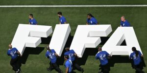 Escenario de medio tiempo en estadio de fútbol con montaje para concierto durante la final del Mundial 2026