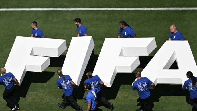Escenario de medio tiempo en estadio de fútbol con montaje para concierto durante la final del Mundial 2026