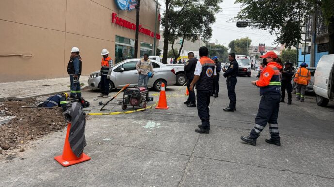 Elementos del Heroico Cuerpo de Bomberos de la CDMX atienden una fuga de gas natural en la colonia Buenavista, alcaldía Cuauhtémoc