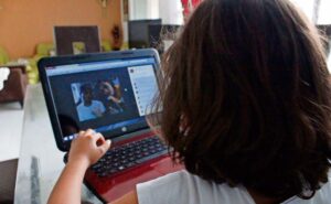 Logos de Google, Meta, YouTube y TikTok junto al emblema de la Secretaría de las Mujeres de México en campaña contra violencia digital