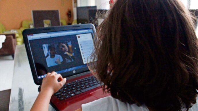 Logos de Google, Meta, YouTube y TikTok junto al emblema de la Secretaría de las Mujeres de México en campaña contra violencia digital