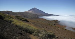 Vista aérea del litoral español mostrando zonas costeras afectadas por erosión y degradación ambiental
