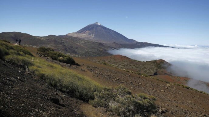 Vista aérea del litoral español mostrando zonas costeras afectadas por erosión y degradación ambiental