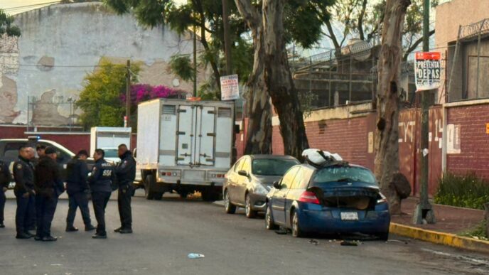 Vehículo abandonado acordonado por autoridades cerca de la estación Metro Canal del Norte en la alcaldía Venustiano Carranza, CDMX