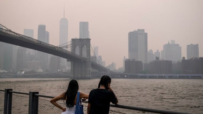 Cielos cubiertos de humo denso proveniente de incendios forestales canadienses sobre ciudades del noreste de Estados Unidos