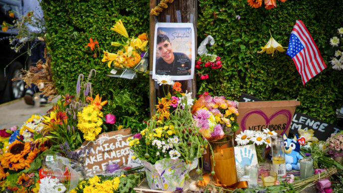 Memorial improvisado con flores y veladoras en memoria de Johan Sebastián Durán Guerrero, padre mexicano abatido por agentes de ICE en Biddeford, Maine