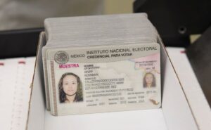 Credencial para Votar del INE con elementos de seguridad holográficos y códigos QR