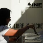 Casilla electoral del INE con urnas y mamparas para votación en México