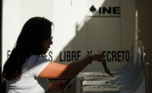Casilla electoral del INE con urnas y mamparas para votación en México