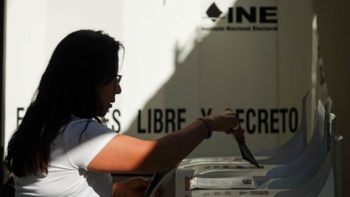 Casilla electoral del INE con urnas y mamparas para votación en México