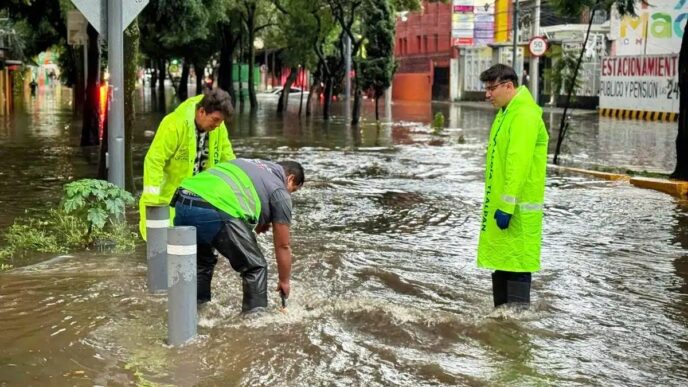 Calles inundadas en el sur de la Ciudad de México con vehículos varados y agua acumulada tras intensa tormenta