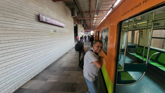 Estación del Metro de la Ciudad de México Línea A tras restablecimiento de servicio por lluvias
