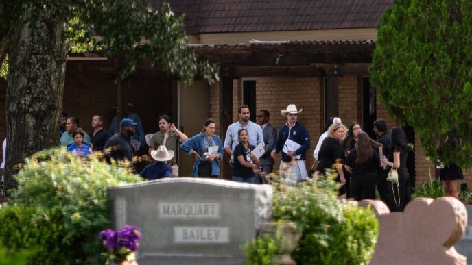 Funeral de Lorenzo Salgado Araujo, trabajador mexicano asesinado por agentes de ICE en Houston, con objetos simbólicos como casco de construcción y jerseys del Tri