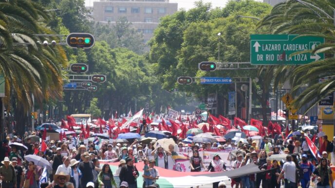 Manifestantes marchan en Ciudad de México conmemorando el 73 aniversario del asalto al Cuartel Moncada y en solidaridad con Cuba