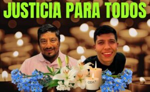 Manifestantes con pancartas exigiendo justicia por mexicanos fallecidos bajo custodia de ICE en Estados Unidos