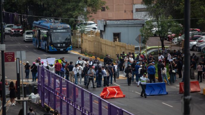 Aspirantes bloquean accesos a Ciudad Universitaria de la UNAM en protesta por proceso de admisión