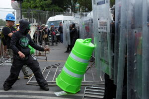 Manifestantes marchan en las calles de la Ciudad de México causando afectaciones viales este 26 de julio de 2026