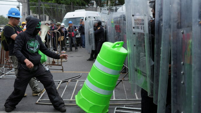 Manifestantes marchan en las calles de la Ciudad de México causando afectaciones viales este 26 de julio de 2026