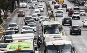 Manifestantes marchando en las calles de la Ciudad de México bloqueando vialidades principales