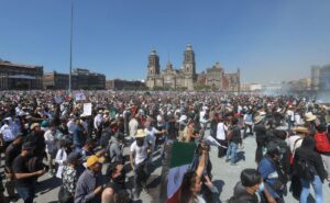 Vista aérea de manifestantes marchando por Paseo de la Reforma en la Ciudad de México con pancartas y mantas