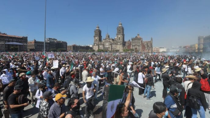 Vista aérea de manifestantes marchando por Paseo de la Reforma en la Ciudad de México con pancartas y mantas