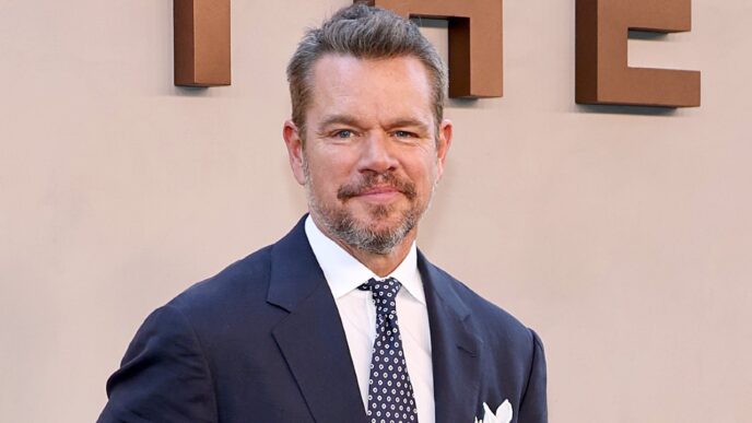 Matt Damon durante una entrevista promocional hablando sobre su próximo proyecto cinematográfico con los directores The Daniels