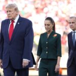 Banderas de México y Estados Unidos junto a documentos del TMEC representando la revisión anual del tratado comercial