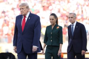 Banderas de México y Estados Unidos junto a documentos del TMEC representando la revisión anual del tratado comercial