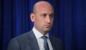 Stephen Miller, asesor de Seguridad Interior de Estados Unidos, durante discurso sobre cárteles mexicanos y organizaciones terroristas
