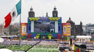 Vista del Estadio Azteca durante el Mundial 2026 con aficionados celebrando en la Ciudad de México