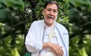 El senador Gerardo Fernández Noroña con el brazo enyesado tras sufrir fractura de muñeca en accidente en Tepoztlán