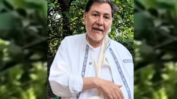 El senador Gerardo Fernández Noroña con el brazo enyesado tras sufrir fractura de muñeca en accidente en Tepoztlán