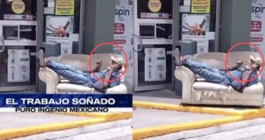 Hombre abriendo puertas de tienda Oxxo desde un sillón en situación viral en redes sociales